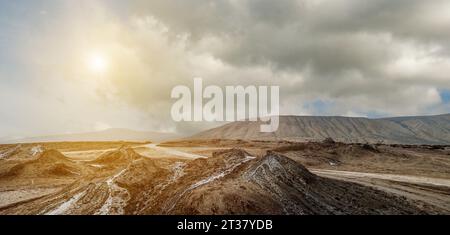 Vista panoramica della valle dei vulcani di fango al tramonto nel parco nazionale del Gobustan, Azerbaigian Foto Stock
