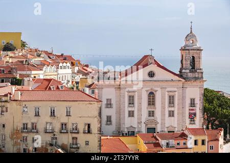 Vista dello skyline della chiesa barocca di Igreja de Santo Estêvão del quartiere Alfama a Lisbona, Portogallo. Foto Stock