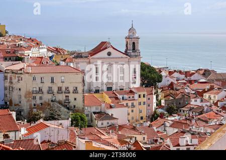 Vista dello skyline della chiesa barocca di Igreja de Santo Estêvão del quartiere Alfama a Lisbona, Portogallo. Foto Stock