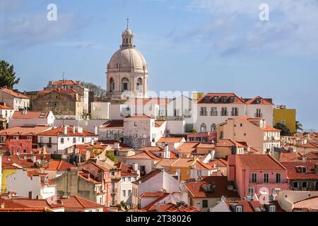 Vista dello skyline del quartiere di Alfama e della cupola della chiesa di Santa Engrácia, ora Pantheon nazionale di Lisbona, Portogallo. Foto Stock