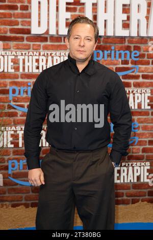 Premiere - Amazon prime Die Therapie Trystan Pütter bei der Premiere zu der Amazon prime serie Die Therapie im Zoo Palast AM 23.10.23 a Berlino. *** Premiere Amazon prime The Therapy Trystan Pütter alla premiere della serie Amazon prime The Therapy allo Zoo Palast il 23 10 23 a Berlino Copyright: XEventpressxKochanx Credit: Imago/Alamy Live News Foto Stock