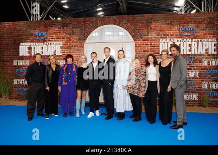 Anteprima - Amazon prime Die Therapie Trystan Pütter, Barbara Thielen, Regina Ziegler, Helena Zengel, Sebastian Fitzek, Stephan Kampwirth, Emma Bading, Martina Eitner-Acheampong, Eva Marlen Hirschburger, Andrea Osvart e Samir Fuchs bei der Premiere zu der Amazon prime serie die Therapie im Zoo Palast AM 23.10.23 a Berlino. *** Premiere Amazon prime The Therapy Trystan Pütter, Barbara Thielen, Regina Ziegler, Helena Zengel, Sebastian Fitzek, Stephan Kampwirth, Emma Bading, Martina Eitner Acheampong, Eva Marlen Hirschburger, Andrea Osvart e Samir Fuchs alla prima di Amazon prime seri Foto Stock