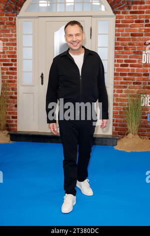 Premiere - Amazon prime Die Therapie Sebastian Fitzek bei der Premiere zu der Amazon prime serie Die Therapie im Zoo Palast AM 23.10.23 a Berlino. *** Premiere Amazon prime The Therapy Sebastian Fitzek alla premiere della serie Amazon prime The Therapy at the Zoo Palast il 23 10 23 a Berlino Copyright: XEventpressxKochanx Credit: Imago/Alamy Live News Foto Stock