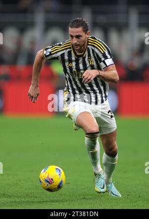 Milano, Italia. 22 ottobre 2023. Adrien Rabiot della Juventus durante la partita di serie A A Giuseppe Meazza, Milano. Il credito fotografico dovrebbe leggere: Jonathan Moscrop/Sportimage Credit: Sportimage Ltd/Alamy Live News Foto Stock