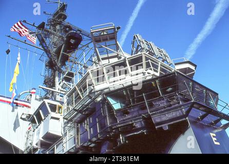 31 dicembre 1969, San Diego, California, USA: A bordo della USS Midway viene trainata nel suo ormeggio nel porto di San Diego per diventare un museo. La Midway è stata la più grande nave del mondo fino al 1955 e la portaerei più longeva del XX secolo. (Immagine di credito: © Ian L. Sitren/ZUMA Press Wire) SOLO USO EDITORIALE! Non per USO commerciale! Foto Stock