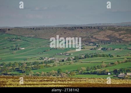 The Salt and Pepper Pots, North Yorkshire UK - Lund's Tower (a sinistra) è una follia costruita in pietra a Sutton-in-Craven, con Wainmans Pinnacle a destra. Foto Stock