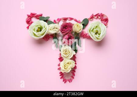 Utero fatto di bellissimi fiori su sfondo rosa Foto Stock