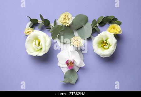 Utero fatto di bellissimi fiori su sfondo blu Foto Stock