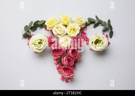 Utero fatto di bellissimi fiori su sfondo chiaro Foto Stock
