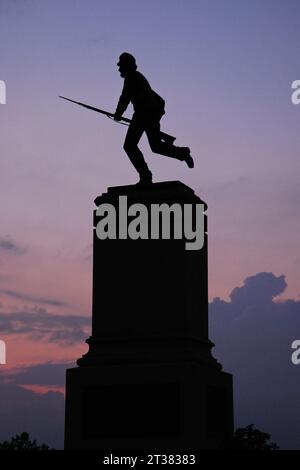 Un memoriale al primo Minnesota Infantry presenta una scultura di un soldato in carica con una baionetta al Gettysburg National Military Park Foto Stock