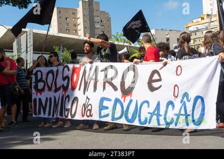 Salvador, Bahia, Brasile - 30 maggio 2019: I brasiliani sono visti con striscioni e manifesti contro i tagli all'istruzione da parte del presidente Jair Bolsonaro nel c Foto Stock