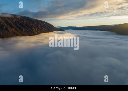 Immagine aerea sopra la nebbia vallata nell'alto Artico Foto Stock