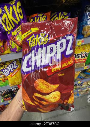 Grovetown, GA USA - 08 06 23: Negozio di alimentari Walmart Takis Chippz Foto Stock