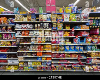 Grovetown, GA USA - 08 06 23: Negozio di alimentari Walmart, sezione di caramelle e prezzi Foto Stock