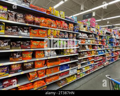 Grovetown, GA USA - 08 06 23: Negozio di alimentari Walmart, corridoio di caramelle Foto Stock