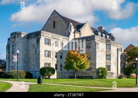 DEKALB, il, USA - 17 OTTOBRE 2023: Adams Hall nel campus della Northern Illinois University. Foto Stock