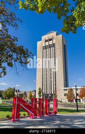 DEKALB, il, USA - 17 OTTOBRE 2023: College Letters nel campus della Northern Illinois University. Foto Stock