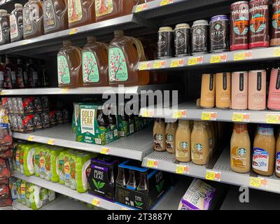 Grovetown, GA USA - 08 06 23: Negozio di alimentari Walmart, tè Arizona e caffè freddo Foto Stock