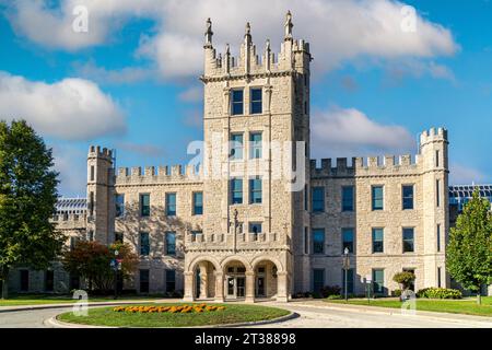 DEKALB, il, USA - 17 OTTOBRE 2023: Altgeld Hall nel campus della Northern Illinois University. Foto Stock