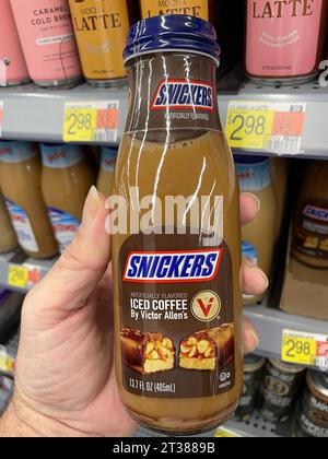 Grovetown, GA USA - 08 06 23: Negozio di alimentari Walmart, Snickers, caffè freddo in bottiglia Foto Stock