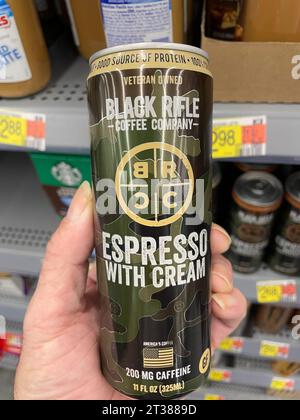 Grovetown, GA USA - 08 06 23: Negozio di alimentari Walmart, Black Rifle Coffee Company, che offre caffè espresso Foto Stock