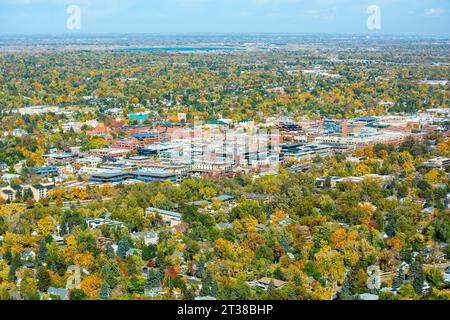 Nel centro di Boulder, Colorado, in una giornata di sole con colorate foglie autunnali Foto Stock