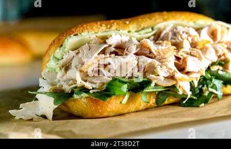 Sandwich con insalata caesar di pollo, aperto, da vicino Foto Stock