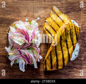 Sandwich di finocchio di pollo con cipolle Foto Stock