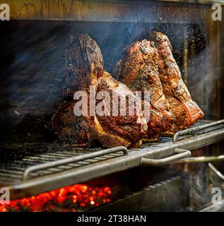 Tre bistecche su un grill con fiamme Foto Stock