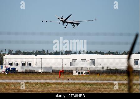 A General Atomics mq-9 Reaper pratica atterraggi alla March Air Reserve base giovedì 17 agosto 2023 a Moreno Valley, California. (Dylan Stewart/immagine di Foto Stock