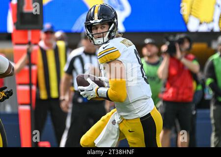 Il quarterback dei Pittsburgh Steelers Kenny Pickett (8) durante una partita di football NFL contro i Los Angeles Rams, domenica 22 ottobre 2023, a Inglewood, Calif Foto Stock