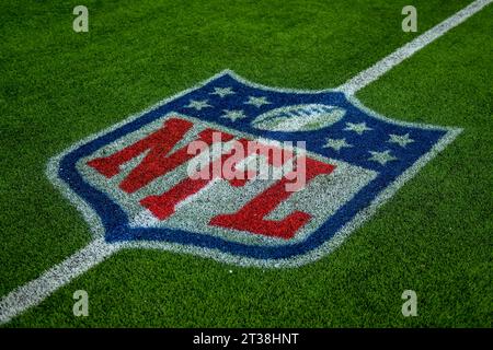 Il logo NFL Shield è esposto sul campo del SoFi Stadium dopo una partita di football tra i Los Angeles Rams e i Pittsburgh Steelers, Sun Foto Stock