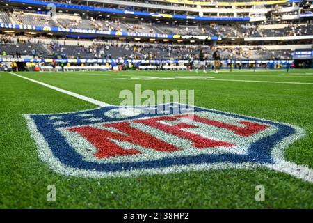 Il logo NFL Shield è esposto sul campo del SoFi Stadium dopo una partita di football tra i Los Angeles Rams e i Pittsburgh Steelers, Sun Foto Stock