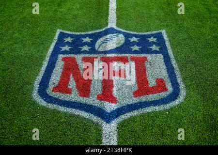 Il logo NFL Shield è esposto sul campo del SoFi Stadium dopo una partita di football tra i Los Angeles Rams e i Pittsburgh Steelers, Sun Foto Stock