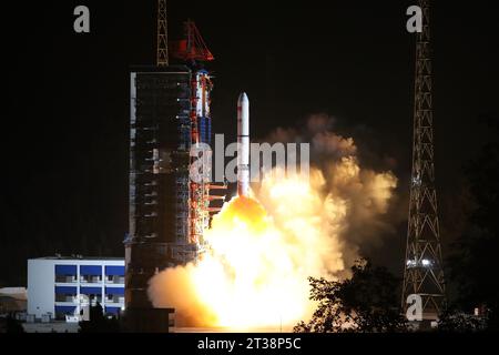 Xichang. 24 ottobre 2023. Un lungo razzo vettore March-2D che trasporta il satellite Yaogan-39 parte dal satellite Launch Center di Xichang, nella provincia del Sichuan, nella Cina sud-occidentale, il 24 ottobre 2023. La Cina martedì ha lanciato con successo un nuovo satellite di telerilevamento nello spazio. Credito: HU Zenghui/Xinhua/Alamy Live News Foto Stock