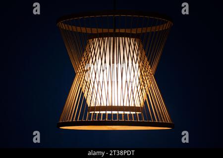 Arredamento d'interni e illuminazione lampada pensile da soffitto con tessuto in vimini di bambù sul tetto in camera del classico retrò vintage coffee shop per la strada Foto Stock