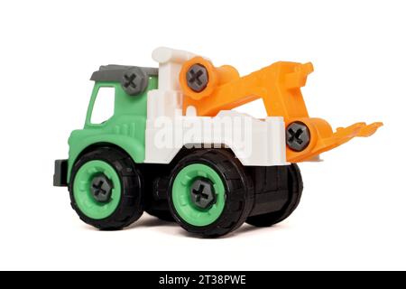 Vista laterale del giocattolo in plastica per il rimorchio isolato su sfondo bianco, montaggio fai da te del giocattolo per aumentare la creatività dei bambini. Foto Stock
