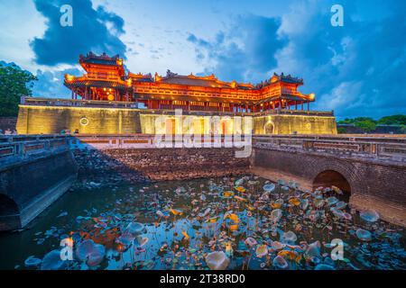 Porta Meridiana del Palazzo reale Imperiale della dinastia Nguyen a Hue, Vietnam al crepuscolo Foto Stock