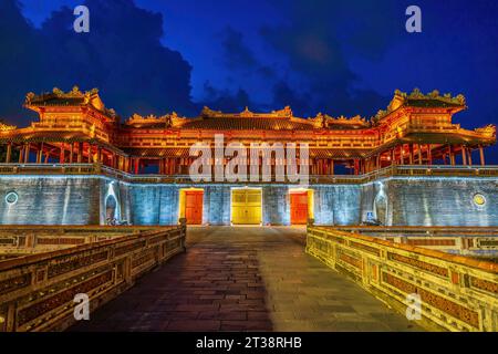 Porta Meridiana del Palazzo reale Imperiale della dinastia Nguyen a Hue, Vietnam al crepuscolo Foto Stock