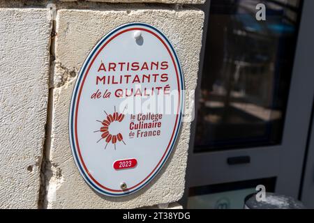 Bordeaux , Francia - 10 19 2023 : Artisans militants de la Qualite 2023 college culinaire de france logo testo e firma marchio dell'artigiano francese pr Foto Stock