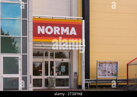 Neuwied, Germania - 21 ottobre 2023: Ingresso al negozio NORMA locale. Norma è un negozio discount con più di 1.300 negozi in Germania e in altri paesi Foto Stock