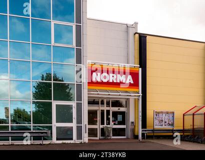 Neuwied, Germania - 21 ottobre 2023: Ingresso e facciata del negozio NORMA locale. Norma è un negozio di sconti alimentari con più di 1.300 negozi in tedesco Foto Stock