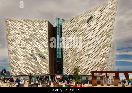 Belfast, County Down, Irlanda del Nord luglio 30 2023 - vista frontale del Titanic Building con molti turisti in un giorno di festival Foto Stock