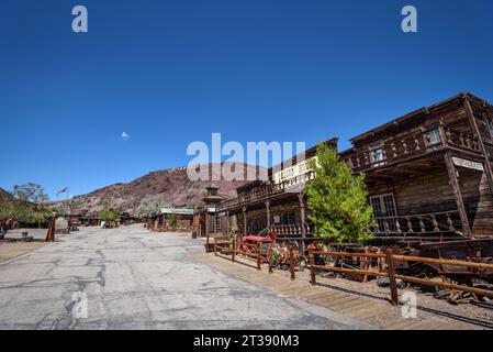 Il paesaggio urbano della città fantasma di Calico in una calda giornata estiva - California, USA Foto Stock