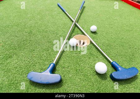 Mini golf club e la sfera sull'erba artificiale Foto Stock