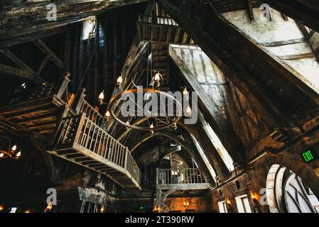 All'interno del ristorante Three Broomsticks nell'area Wizarding World of Harry Potter degli Universal Studios Hollywood - Los Angeles, California Foto Stock