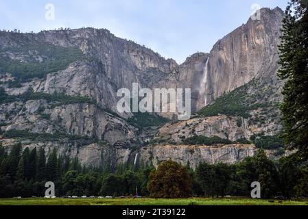 Cascate superiori e inferiori delle Yosemite Falls viste dalla Yosemite Valley, California Foto Stock