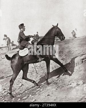 Alfonso XIII si occupò delle posizioni occupate dalle truppe durante le manovre condotte a Paracuellos de Jarama, Spagna, nel 1912. Alfonso XIII, 1886 – 1941, alias El Africano o The African. Re di Spagna. Da Mundo grafico, pubblicato nel 1912. Foto Stock