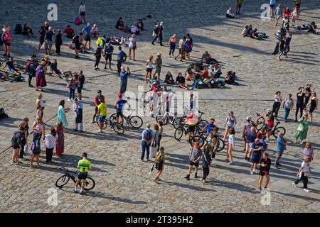 SANTIAGO DE COMPOSTELLA, 5 ottobre 2023: Folla di pellegrini, escursionisti e motociclisti, sul Praz de Obradorio alla fine della loro passeggiata a Santiago di fronte Foto Stock