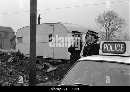 Poliziotti in zone desolate che assistono a un problema con i manifestanti o i viaggiatori durante l'evacuazione dei baraccopoli e la demolizione di St Ann's, Nottingham. 1969-1972 Foto Stock